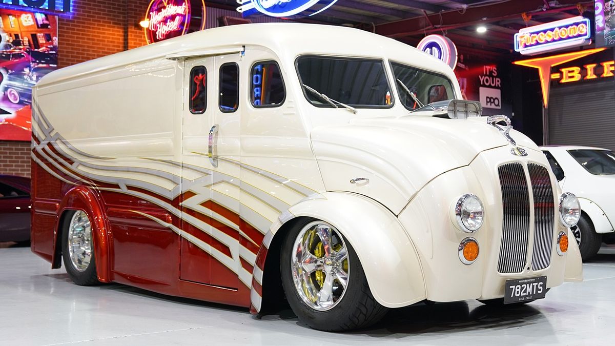 NO RESERVE! 1954 RHD Custom Divco Milk Truck - SEVEN82MOTORS