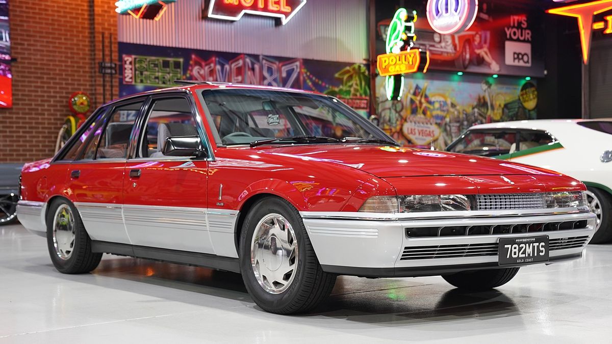 1987 Holden VL Calais Turbo rotisserie restoration - SEVEN82MOTORS