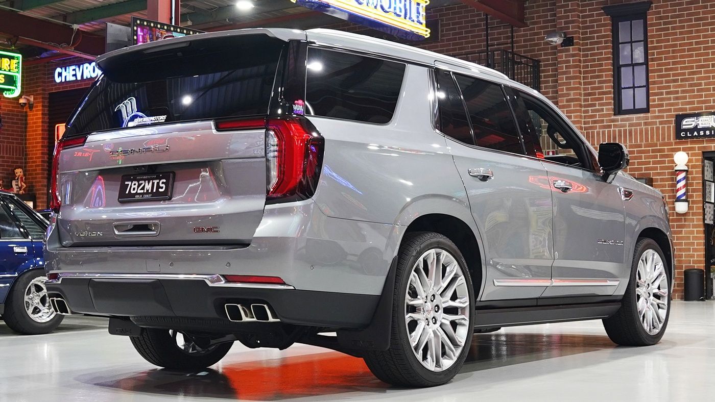 2025 GMC Yukon Denali 4WD 8-Seat SUV w/only 10,999k's — photo 3