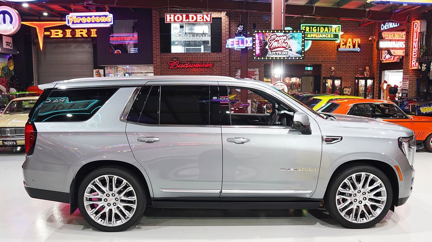 2025 GMC Yukon Denali 4WD 8-Seat SUV w/only 10,999k's — photo 4
