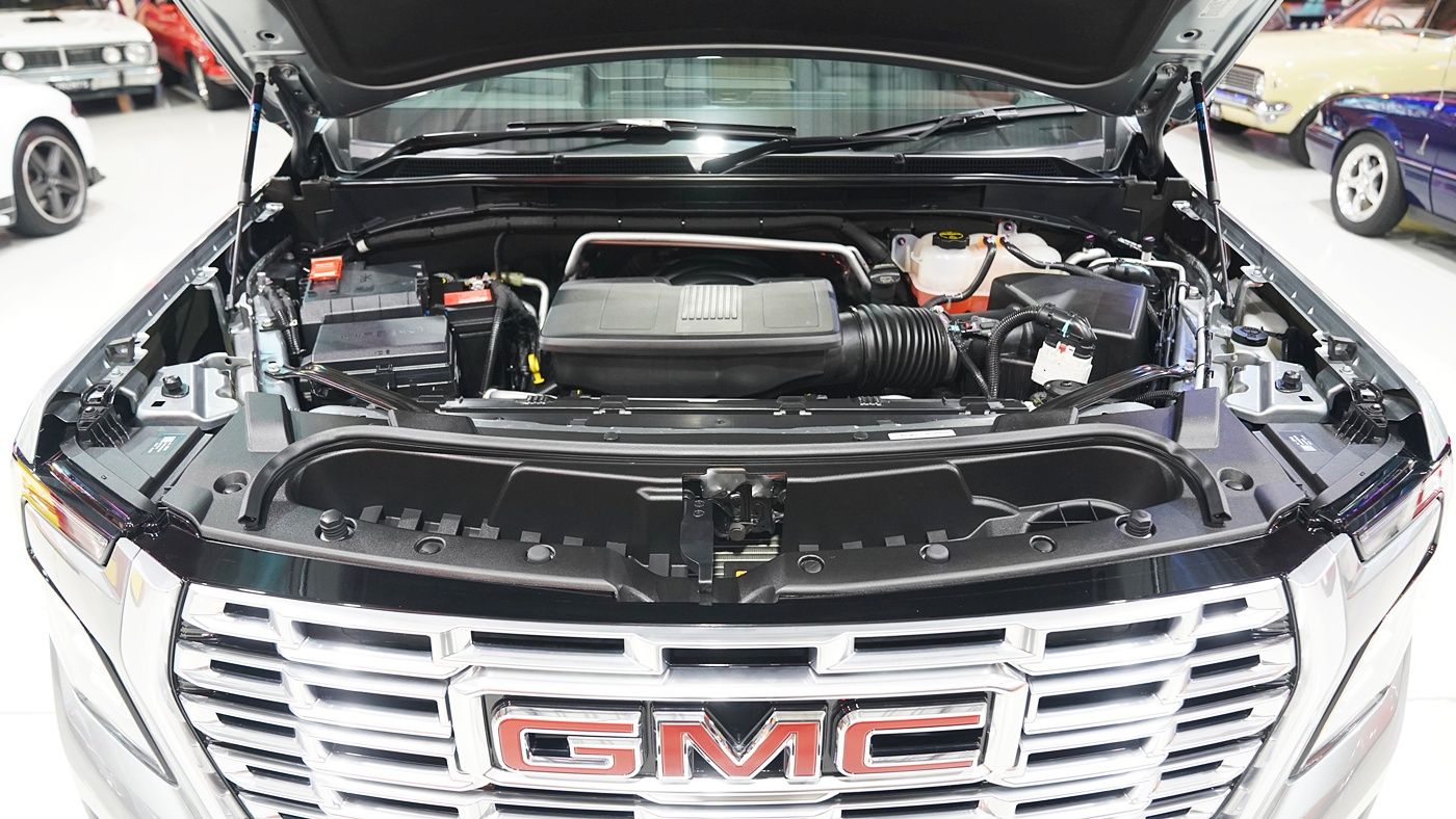 2025 GMC Yukon Denali 4WD 8-Seat SUV w/only 10,999k's — photo 7