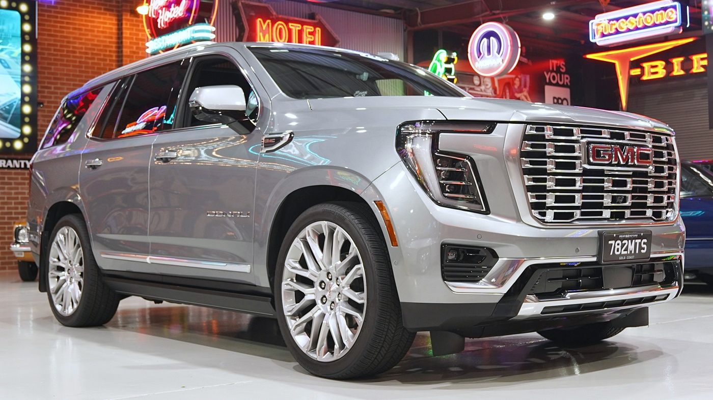 2025 GMC Yukon Denali 4WD 8-Seat SUV w/only 10,999k's — photo 2