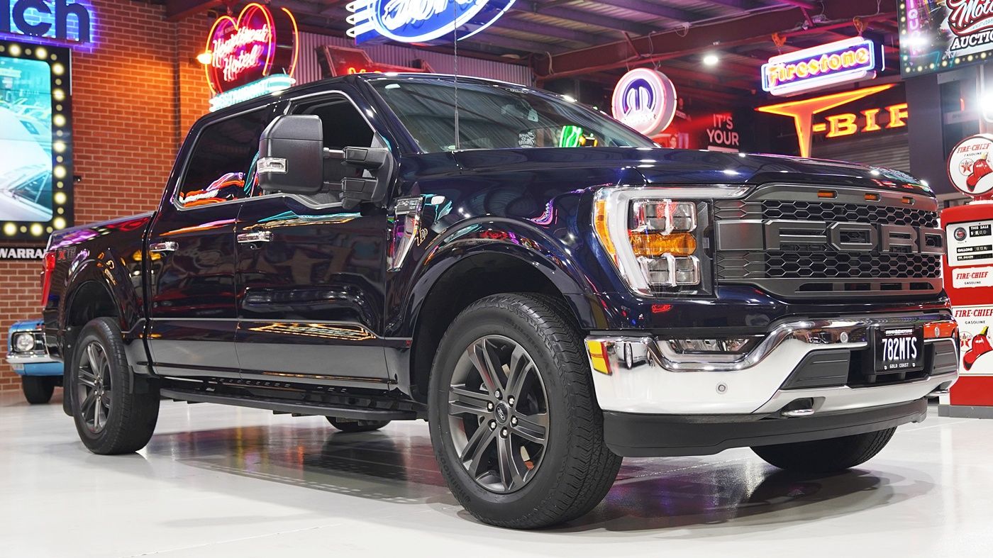 2021 Ford F150 4x4 XLT 6 seater w/only 9,700k's — photo 2