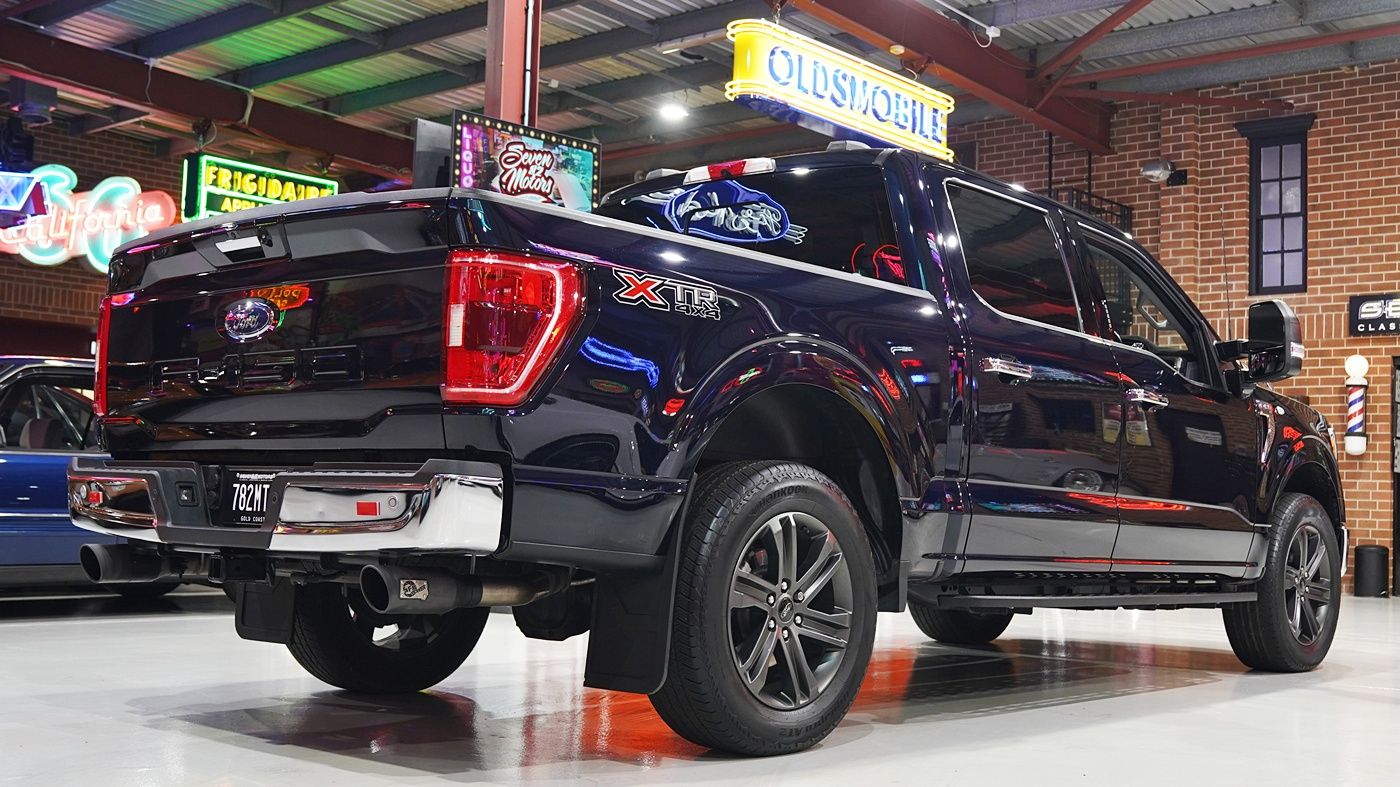 2021 Ford F150 4x4 XLT 6 seater w/only 9,700k's — photo 3