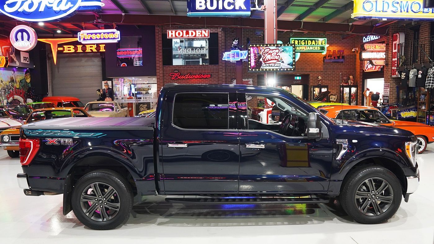 2021 Ford F150 4x4 XLT 6 seater w/only 9,700k's — photo 4