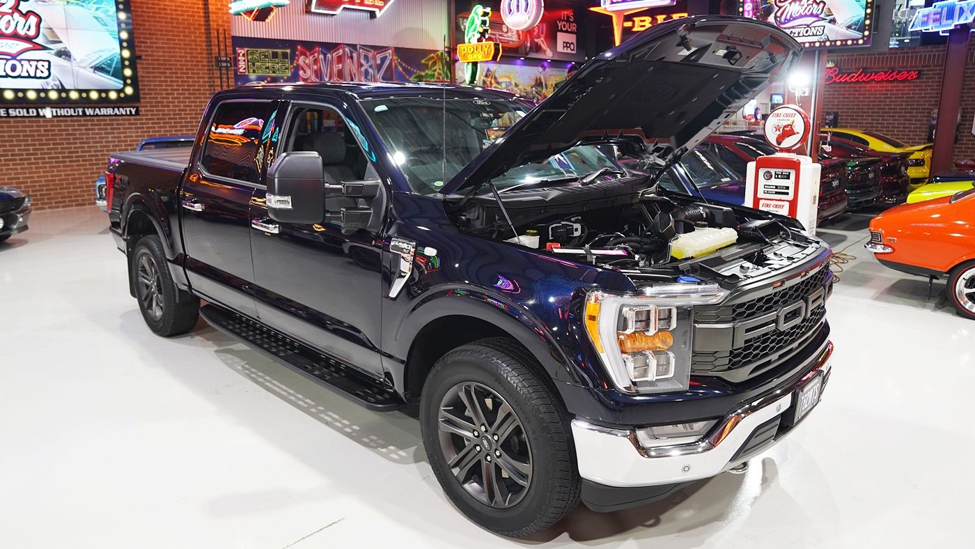 2021 Ford F150 4x4 XLT 6 seater w/only 9,700k's — photo 5